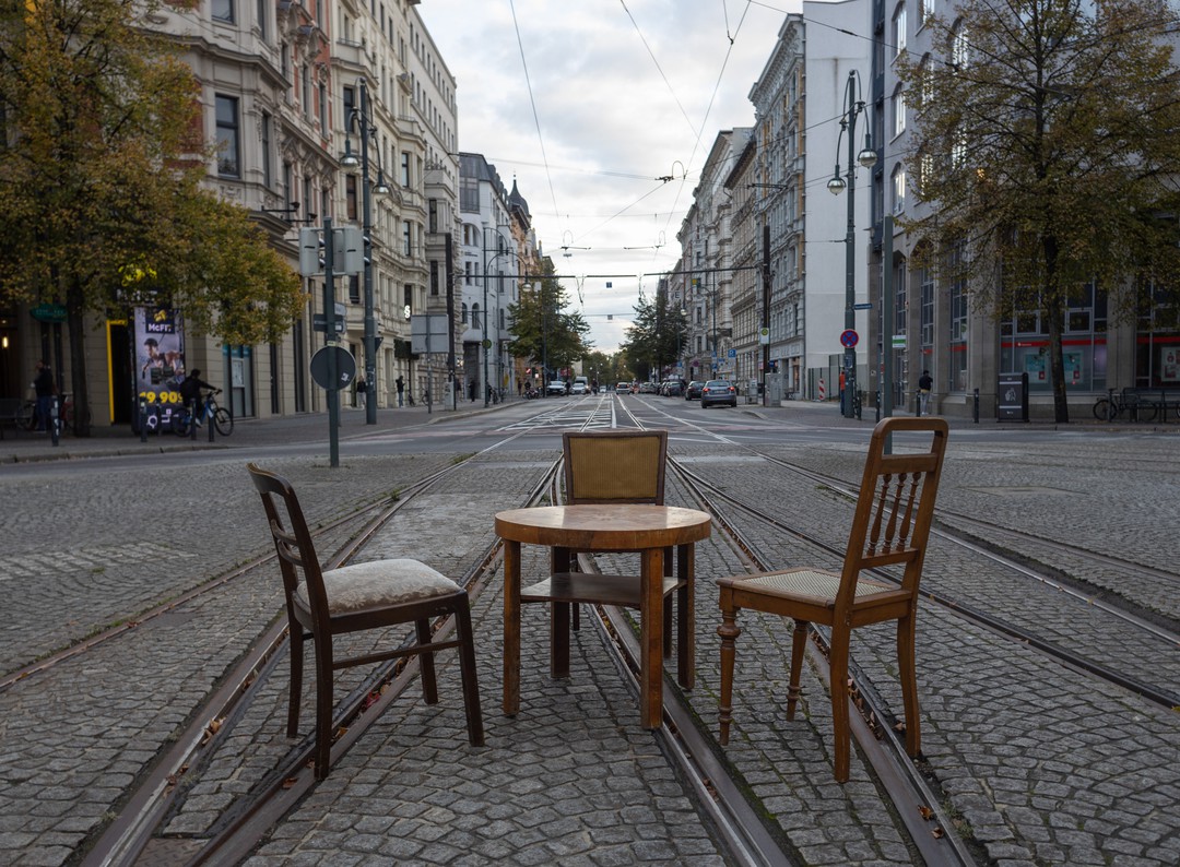 Stühle die auf den Hasselbachplatz auf den Schienen der Straßenbahn stehen.